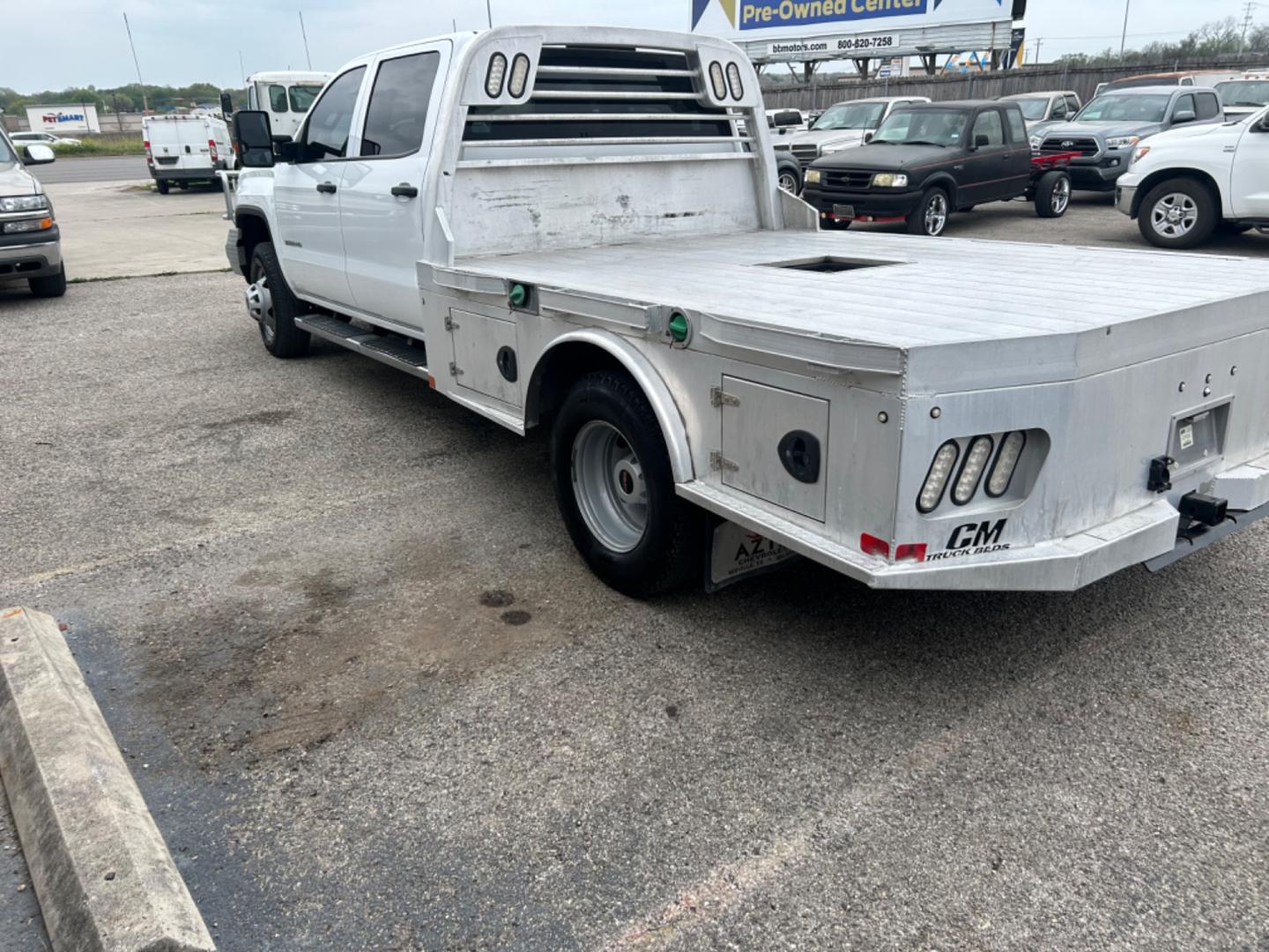 2019 White GMC Sierra 3500HD Base Crew Cab 4WD (1GD42TCY7KF) with an 6.6L V8 OHV 16 DIESEL engine, 6A transmission, located at 1687 Business 35 S, New Braunfels, TX, 78130, (830) 625-7159, 29.655487, -98.051491 - Photo#1